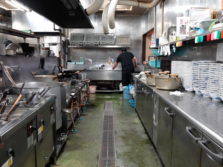 9：00に出勤したらまず、下準備、オープン前の準備を行います。