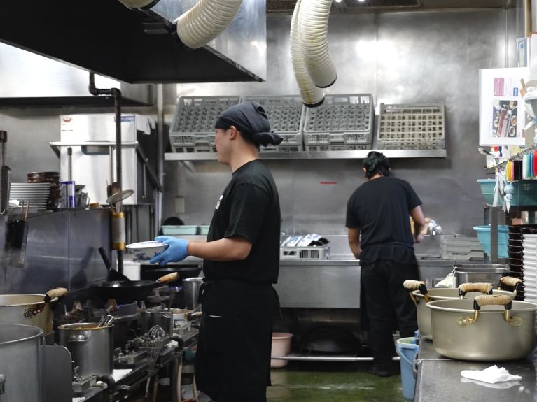 11：00のオープン後はお客さまのオーダーに合わせ、料理を提供します