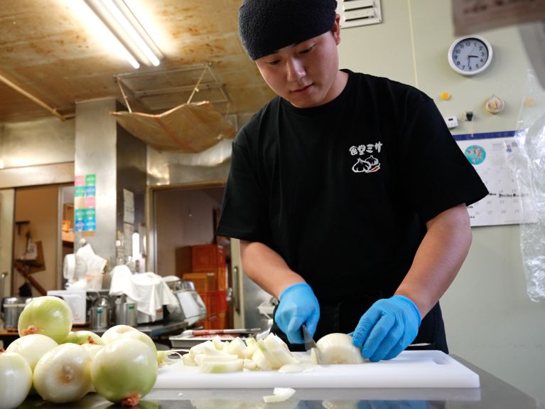 昼休憩後は夜の営業にむけて、各部署の材料の仕込みを中心に作業します