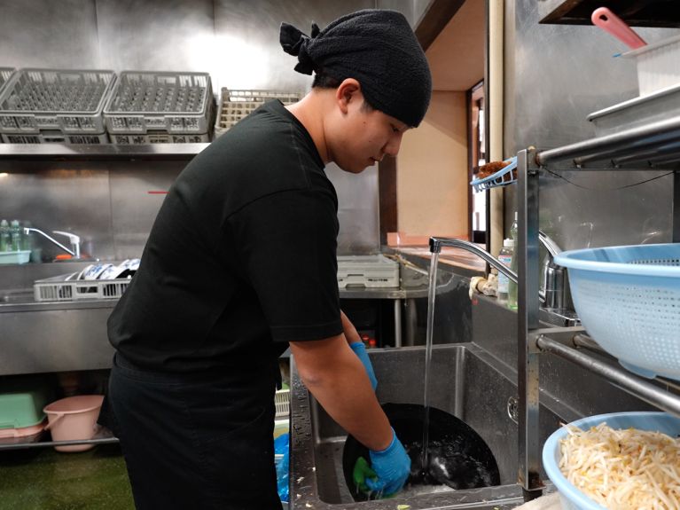 夜の営業中は食材の補充を行いつつ、お客さまのオーダーに対応。18：00に退勤します。